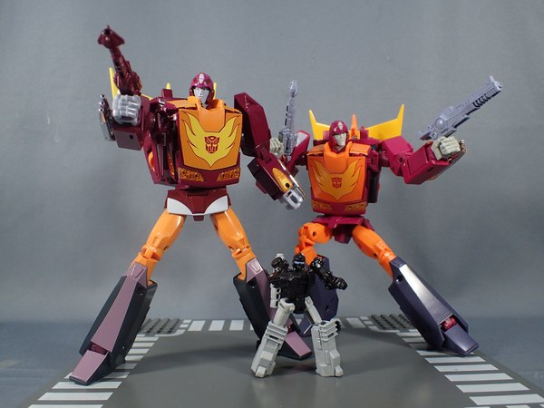 Masterpiece MP 40 Targetmaster Hot Rod In Hand Photos With Comparisons To MP 28 13 (13 of 14)